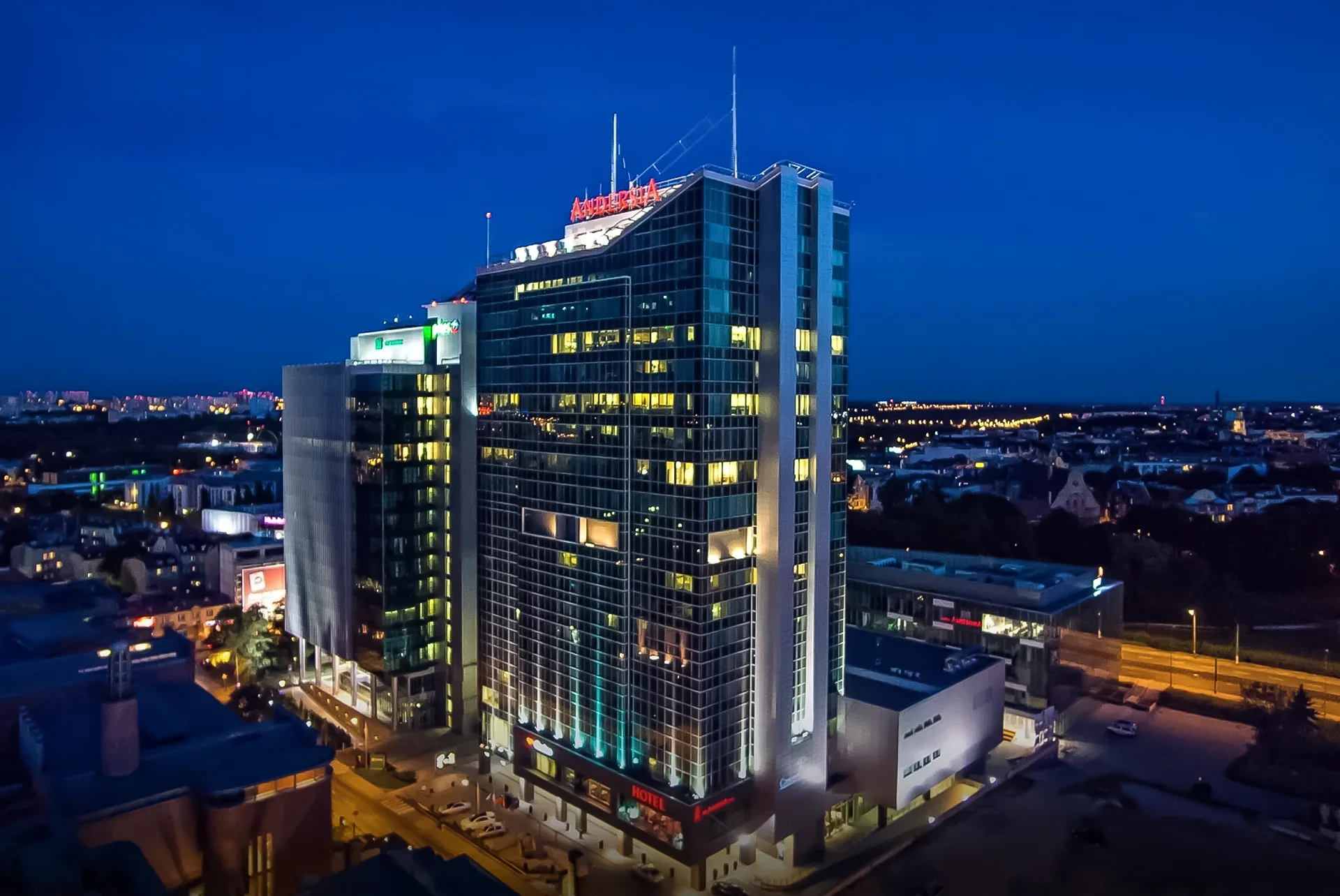 Hotel Andersia w czasie zachodu słońca